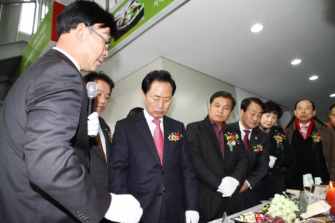 참가업체에서 개발한 약선도시락, 약선김치, 약선주먹밥, 약선장아찌 등에 대해 서권환 단장이 참석자들에게 안내하고 있다.