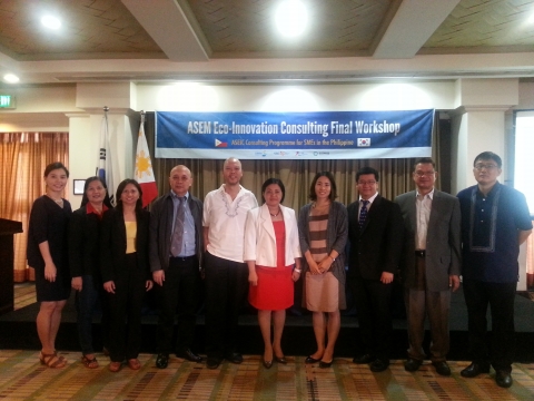 필리핀 에코이노베이션 컨설팅지원사업에 참여한 한국과 필리핀 정부기관 담당자와 컨설턴트 단체사진