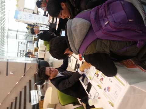 동명대가 중앙도서관 전자정보 체험전을 진행했다.