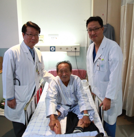 다리 절단 위기의 환자의 13년 동안 쓰지 않았던 대퇴동맥 살려 오른쪽 다리를 복원한 황재준-박상우 교수