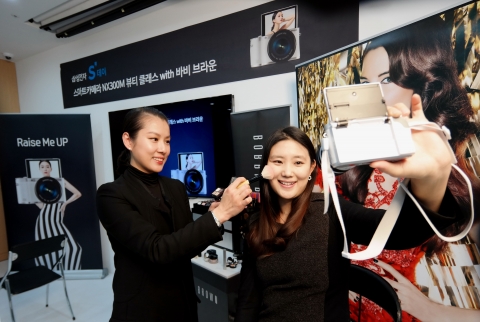 삼성 스마트카메라 NX300M과 메이크업 브랜드 바비 브라운이 지난 29일 삼성 스마트카메라 스튜디오에서 
‘뷰티 클래스’를 진행했다. 현장에서는 셀카 맞춤형 미러리스 삼성 스마트