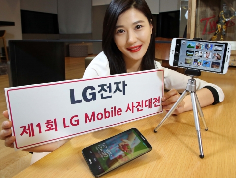 LG전자가 이달 2일부터 25일까지 전략 스마트폰 LG G2를 활용해 제1회 LG Mobile 사진대전을 실시한다. 모델이 LG G2를 들고 포즈를 취하고 있다.