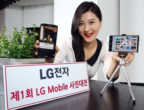 LG전자가 이달 2일부터 25일까지 전략 스마트폰 LG G2를 활용해 제1회 LG Mobile 사진대전을 실시한다. 모델이 LG G2를 들고 포즈를 취하고 있다.