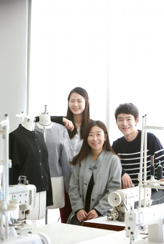 건국대 예술디자인대학 의상디자인전공 재학생 12명이 만든 패션 브랜드 Plan6(플랜식스)가 내년 1월 프랑스 파리에서 열리는 세계적 패션 박람회인 프랑스 파리 후즈 넥스트(Who