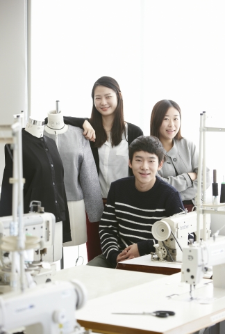 건국대 예술디자인대학 의상디자인전공 재학생 12명이 만든 패션 브랜드 Plan6(플랜식스)가 내년 1월 프랑스 파리에서 열리는 세계적 패션 박람회인 프랑스 파리 후즈 넥스트(Who