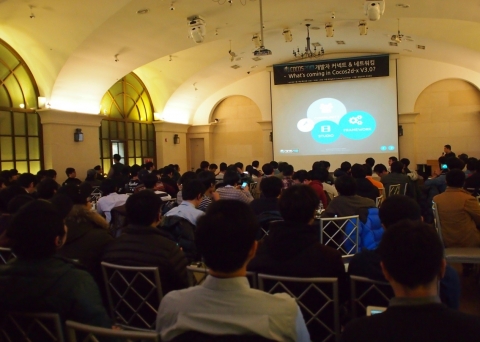 왕저 대표가 Cocos2d-x V3.0의 특징과 커뮤니티 에피소드를 소개하고 있다.