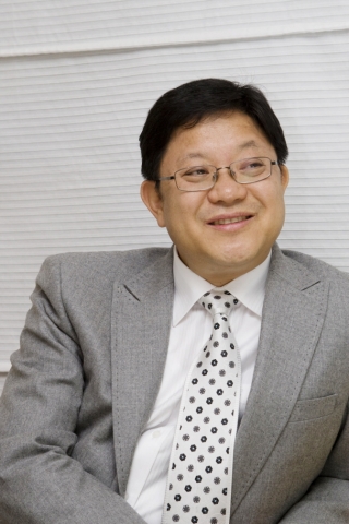 분당 창조교회 담임목사 홍기영. 본인의 영성적 체험과 담론이 담긴 신앙가이드 북 더,더 가까이를 발표해서 화제를 모으고 있다.  도서출판 규장