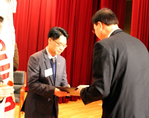12월 3일 서울 삼성동 코엑스에서 열린 제18회 소비자의 날 기념식에서 선진(왼쪽)이 공정거래위원장상을 수상하고 있다.
