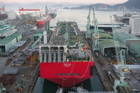 삼성중공업은 로열더치셸社로부터 수주한 세계 최초의 부유식 LNG 생산설비인 프리루드(Prelude) FLNG의 진수 작업을 성공적으로 마쳤다고 3일 밝혔다.
