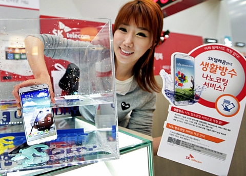 SK텔레콤이 4일부터 이용자들의 호평을 받고 있는 무료 생활방수코팅 서비스 대상을 갤럭시S4와 갤럭시노트2, 갤럭시라운드로 확대했다. 이용고객은 온라인 T world 홈페이지내 방