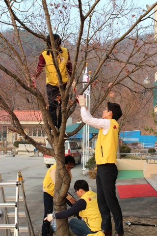 한국보건복지인력개발원 직원들이 연말연시를 맞아 충북 청원군 옥산면 소재 충북혜능보육원을 찾아 크리스마스트리 만들기 등 봉사활동을 실시했다.