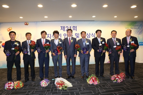 한국신지식인협회는 2013년도 14개 분야 신지식인(59명) 인증식을 개최한다.