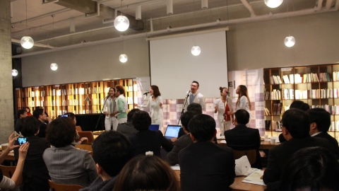 사회적기업 다문화국적노래단 몽땅이 2013 프로보노 네트워킹 파티에서 축하공연을 펼치고 있다