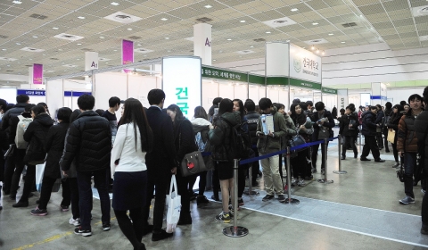 대입박람회 건국대 부스 상담 기다리는 긴 줄