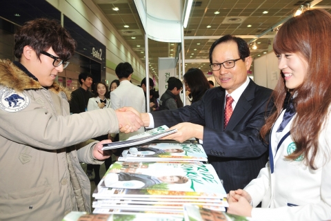 수험생에 대입자료집 나눠주는 송희영 건국대 총장