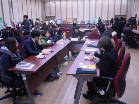 마포구립서강도서관 김동석 사서가 학생들과 얘기를 나누고 있다.