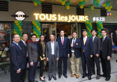 푸젠성 1호점 오픈식에 참석한 CJ푸드빌 정문목 대표(왼쪽에서 여섯번째), CJ 중국 박근태 대표(왼쪽에서 8번째). 뚜레쥬르는 푸젠성에도 진출해 향후 사업 확장에 적극 대응할 수