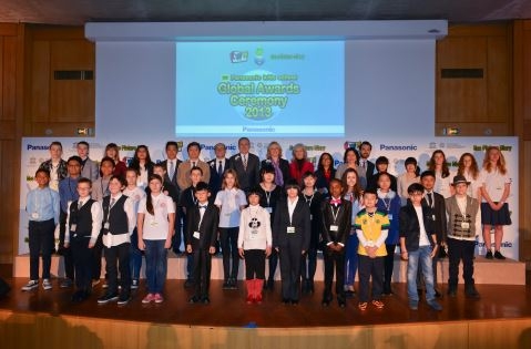 파나소닉 키즈 스쿨 글로벌 어워드 수상자들의 단체 사진