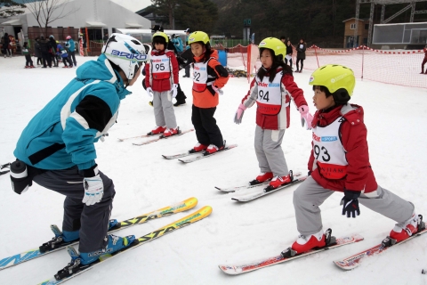 페레로그룹의 아시아리미티드 한국지사가 글로벌 사회공헌활동(CSR) 킨더 플러스 스포츠 프로젝트의 일환으로 킨더 플러스 스포츠 스키 스쿨을 진행했다.