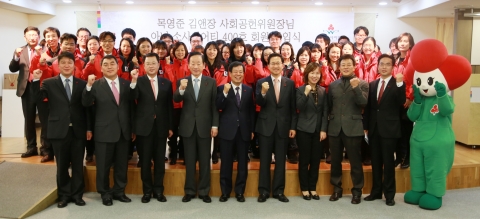 목영준 김앤장 사회공헌위원장(앞줄 왼쪽 다섯번째)이 이동건 공동모금회 회장(앞줄 왼쪽 네 번째) 및 모금회 직원들과 기념촬영을 하고 있다.