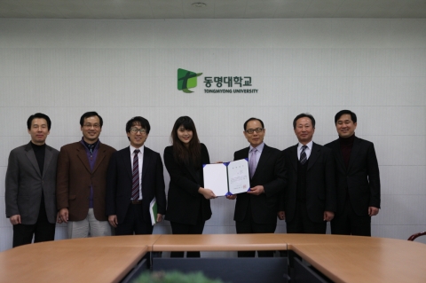 설동근 총장이 김청조 학생에게 장학금 1백만원을 전달하고 있다.