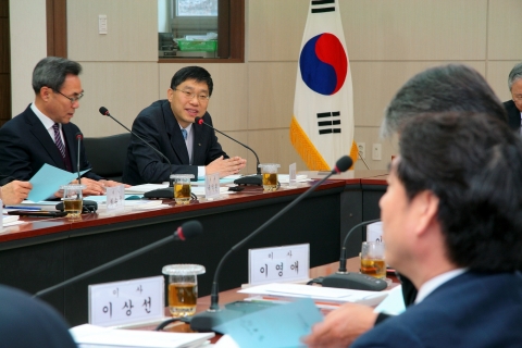 지난 13일 열린 충남발전연구원 2013년도 제2차 정기이사회에서 강현수 원장이 인사말을 하고 있다
