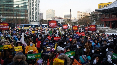 한국어린이집총연합회 가정분과위원회는 12월 14일(토) 오후 1시~5시까지 서울 종로구 보신각에서 전국가정어린이집 보육교직원들 약 1만 여명이 모여 가정어린이집 운영의 정상화를 위한 집회를 개최했다.
