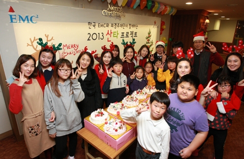 한국EMC 임직원들이 산타 프로젝트에 참석한 아이들과 함께 케이크를 만든 후 기념촬영을 하고 있다
