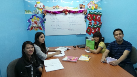 원어민 선생님이 한국어와 한국문화를 배우고 있다.