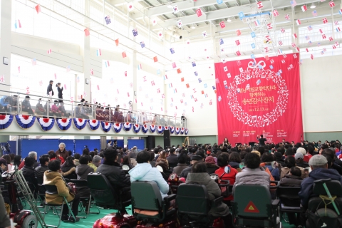 성남시 한마음복지관은 연말을 맞아 지난 13일(금) 오후 2시부터 성남시립교향악단과 함께하는 송년감사잔치를 개최하였다.