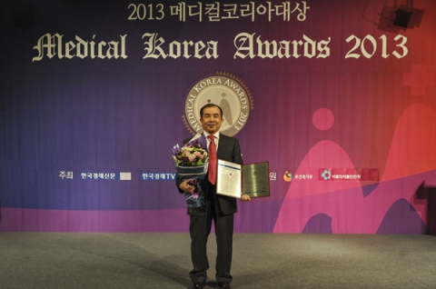 12월 13일 코엑스 시상식에서 수상하고 있다. 수상자는 김상현 원장.