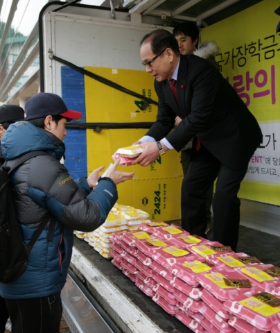 12/17 국가장학금제도를 알리기 위한 동명대에서의 사랑의 밥차 행사에서 설동근 총장이 학생 600명에 도시락을 나눠주는 장면