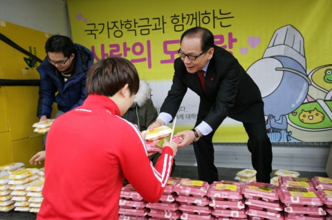 12/17 국가장학금제도를 알리기 위한 동명대에서의 사랑의 밥차 행사에서 설동근 총장이 학생 600명에 도시락을 나눠주는 장면