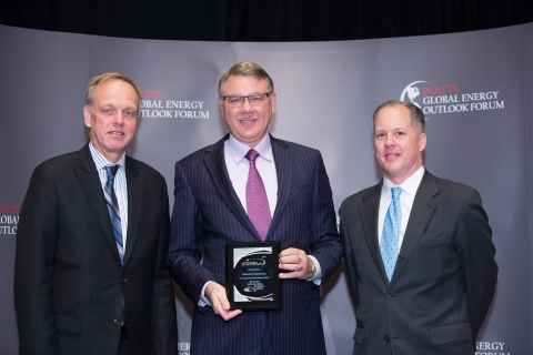미국 뉴욕에서 열린 2013 Platts Global Energy Awards’에서 윌리엄 크레이튼 삼성엔지니어링 미국법인 마케팅 담당임원(가운데)이 CSR 부문 특별상을 받고 기념촬영을 하고 있다.