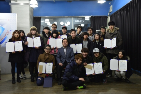 한국방송예술교육진흥원은 올 하반기 각종 공모전 및 경연대회에서 입상한 재학생들에게 공로상을 수여했다(박광성 명예학장과 수상한 한예진 재학생들 기념 사진)