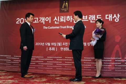 2013년 12월 16일, 역삼동 삼정호텔에서 개최된 2013 고객이 신뢰하는 브랜드 대상 시상식에서 YKBnC 안준성 상무(왼쪽)가 인증서를 수여 받고 있다.