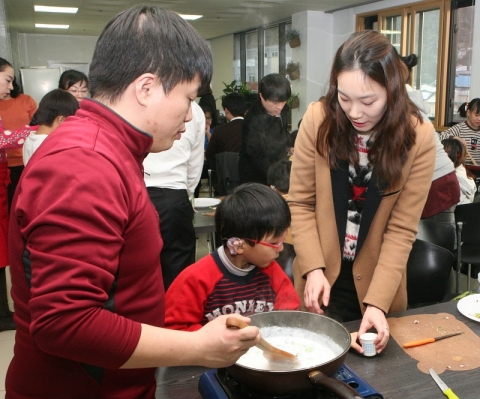 지난 17일, 대성산업 직원들이 삼성농아원서 사랑 나누기 봉사활동을 펼치고 있다.