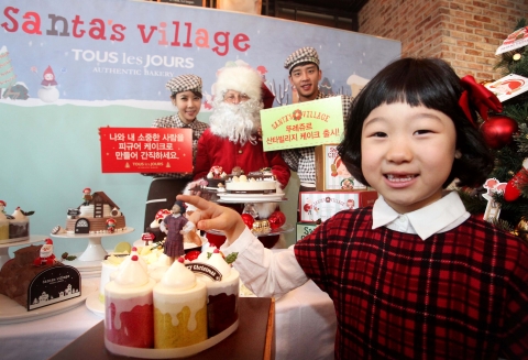 19일 오전 CJ제일제당센터 1층 뚜레쥬르 매장에서 열린 크리스마스 케이크 출시 기념 행사에서 어린이가 자신의 피규어가 장식된 케이크를 들고 즐거워하고 있다. 뚜레쥬르는 행복한 산타마을을 표현한 산타빌리지 케이크 38종을 출시하면서, 응모를 통해 당첨된 고객 100팀에게 3D 프린팅 기술로 제작한 피규어를 케이크 위에 장식해 선물하는 이벤트를 진행한다.