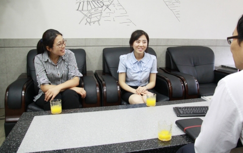 여성 두 명이 소자본 창업에 대한 상담을 받고 있다.