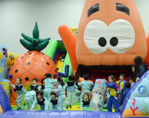 부산 벡스코 제2전시장에서 열린 2014벡스코 NEW 키즈랜드를 찾은 어린이들이 놀이기구를 즐기고 있다.