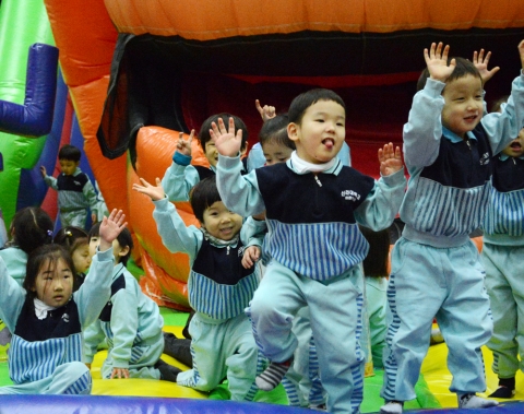 부산 벡스코 제2전시장에서 열린 2014벡스코 NEW 키즈랜드를 찾은 어린이들이 놀이기구를 즐기고 있다.