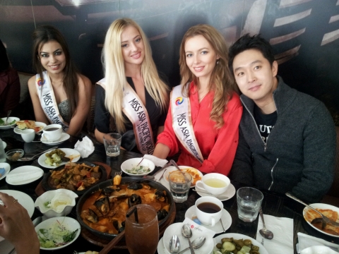 김행철 원장이 미스아시아퍼시픽월드 슈퍼탤런트 대회 수상자들과 기념촬영을 하고 있다.