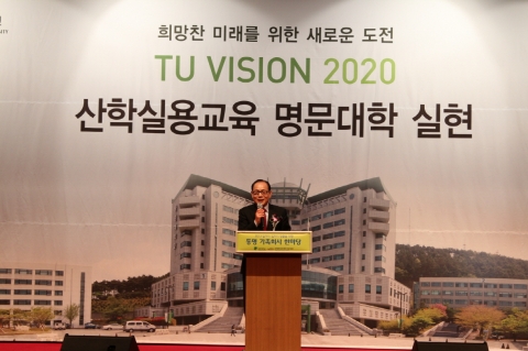 동명대가 12월19일 서면 롯데호텔에서 가진 산학협력 성과 결산 ‘한마당’ 행사가 허남식 부산시장 참석 등으로 대성황을 이뤘다. 사진은 이날 행사장에서의 설동근 총장.