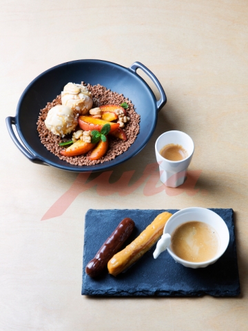 유라가 연말 파티 커피 스타일링을 제안한다.