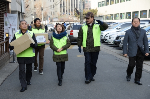 한국사회복지협의회 임직원들이 독거어르신들에게 전달할 선물꾸러미를 직접 들고 어르신 가정을 찾아가고 있다.