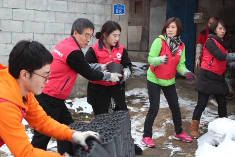 한국보건복지인력개발원 임직원들이 연탄을 나르고 있다.