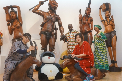 해운대 문화회관 서아프리카 예술전시장을 찾은 관람객들이 제 1전시장에 전시된 대형 인물조각상 앞에서 기념사진을 찍고있다.