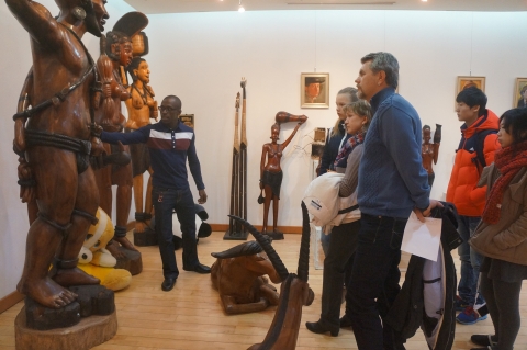 해운대 문화회관 서아프리카 예술전시장을 찾은 관람객들이 관람을 하고있다.