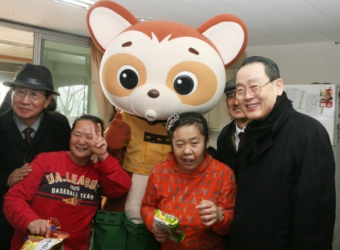 대성산업 임직원들이 홀트복지타운서 2013년 행복한 크리스마스 파티를 진행했다.