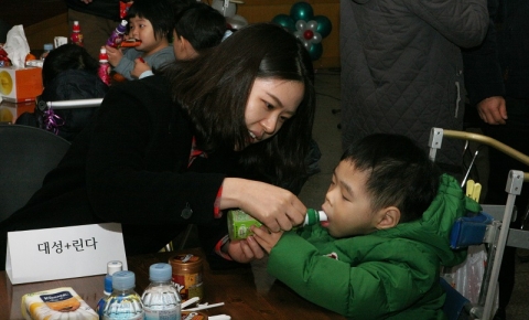 대성산업 임직원들이 홀트복지타운서 2013년 행복한 크리스마스 파티를 진행했다.